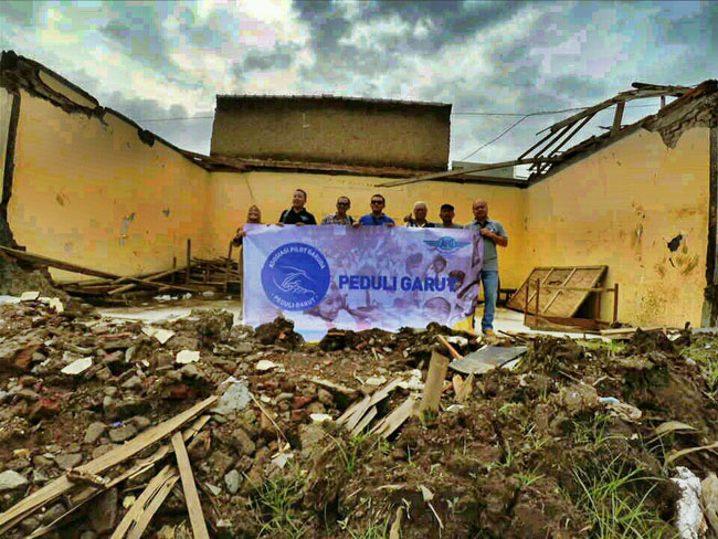 tim-baksos-apg-serahkan-bantuan-ke-korban-banjir-garut