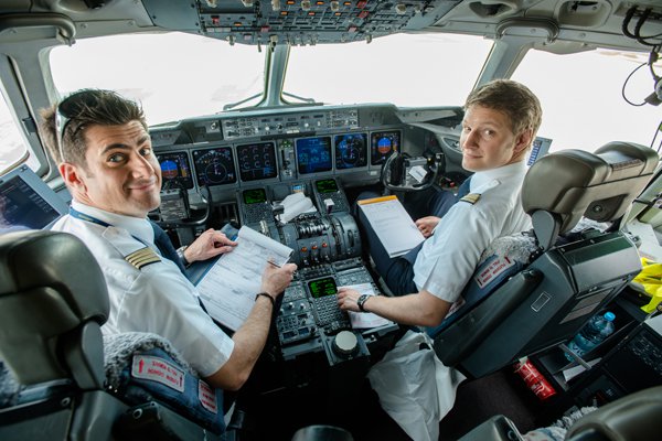 5-tombol-yang-sebenarnya-dihindari-pilot-saat-kendalikan-pesawat-terbang