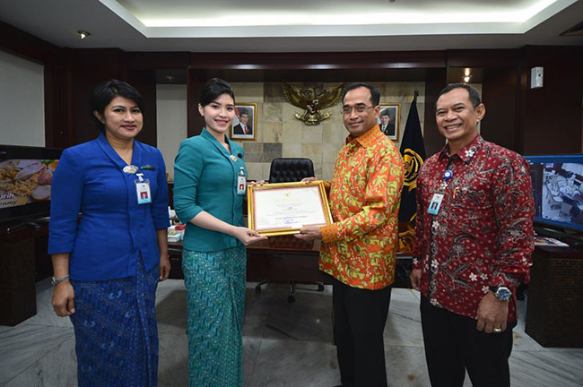 menhub-beri-penghargaan-pramugari-garuda-indonesia