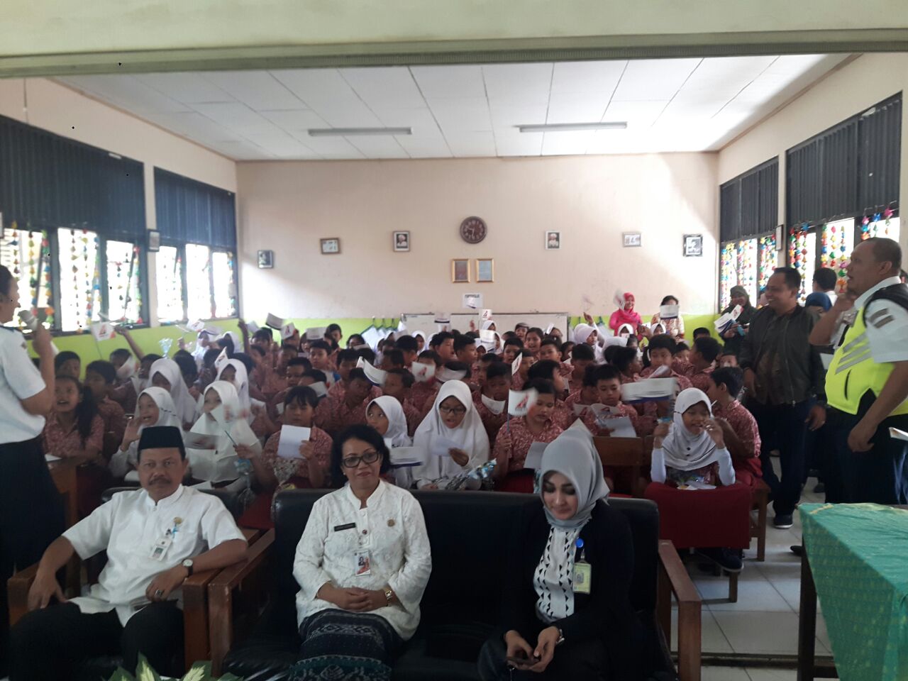 otband-soetta-kampanye-keselamatan-penerbangan-kepada-siswa-sd