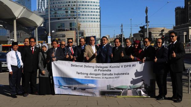 komisi-v-dpr-ri-terbang-ke-polandia-bersama-garuda-indonesia