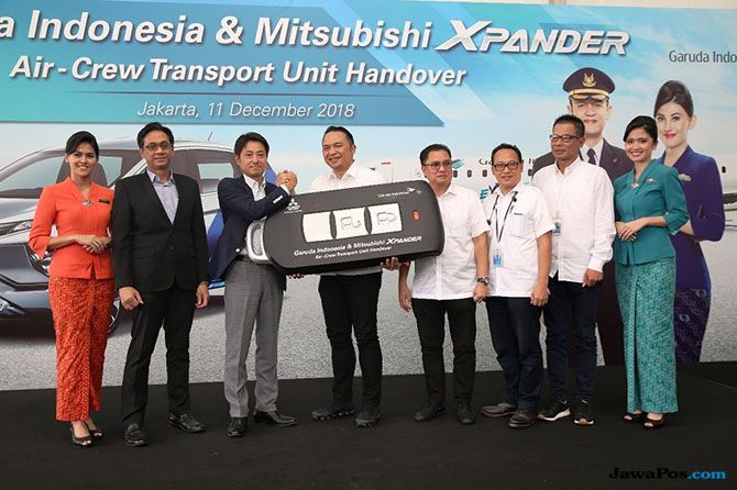 401-xpander-jadi-mobil-angkut-pilot-danpramugari-garuda-indonesia