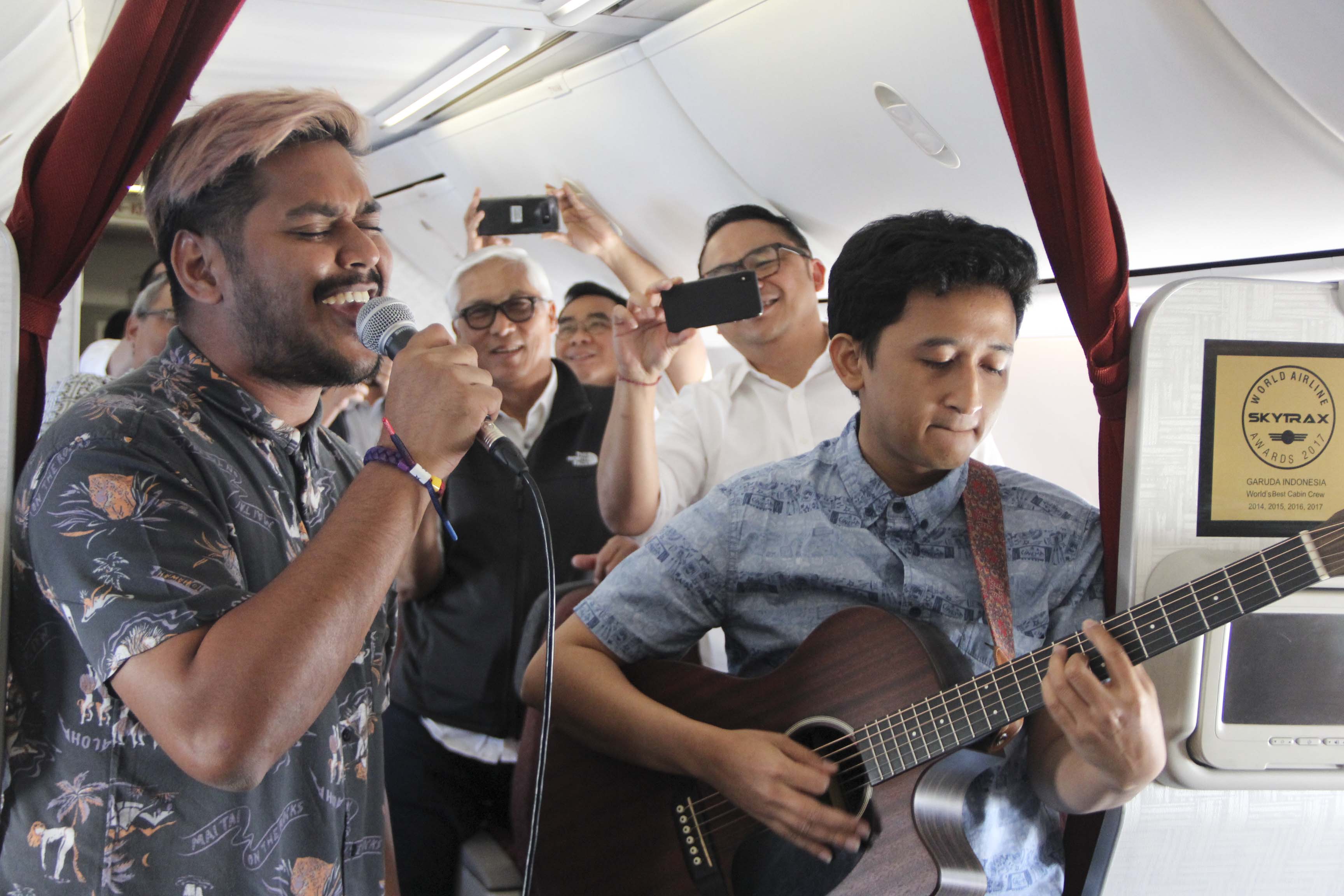 garuda-indonesia-hadirkan-live-musik-di-pesawat