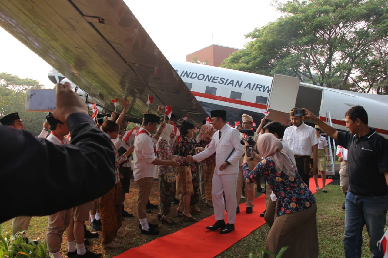 garuda-indonesia-napaktilas-nuansa-kemerdekaan-tempo-dulu-bersama-armada-klasik-douglas-dc-3-dakota
