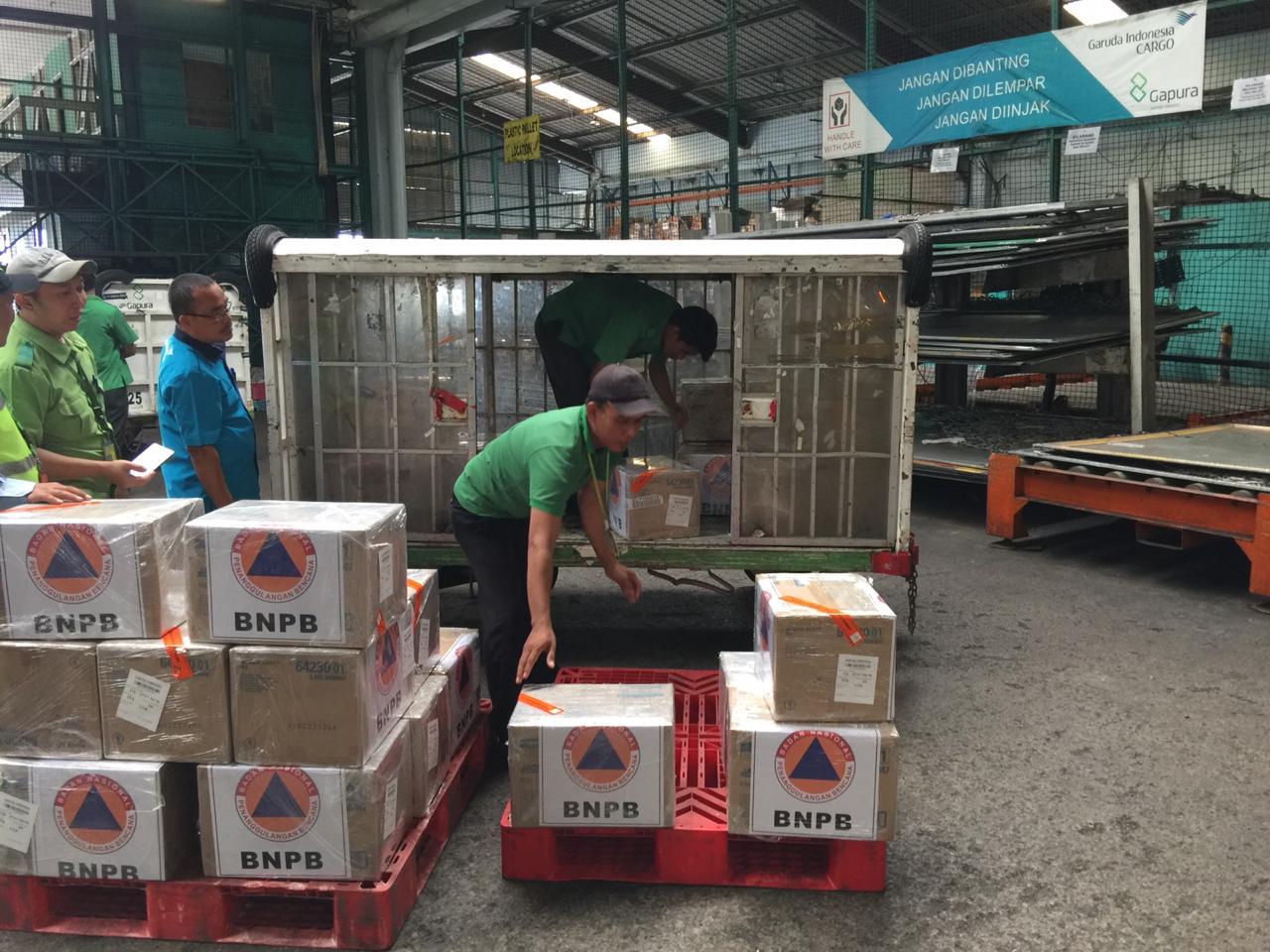 garuda-indonesia-angkut-bantuan-10-ribu-masker-dari-bnpb-bagi-wni-di-tiongkok